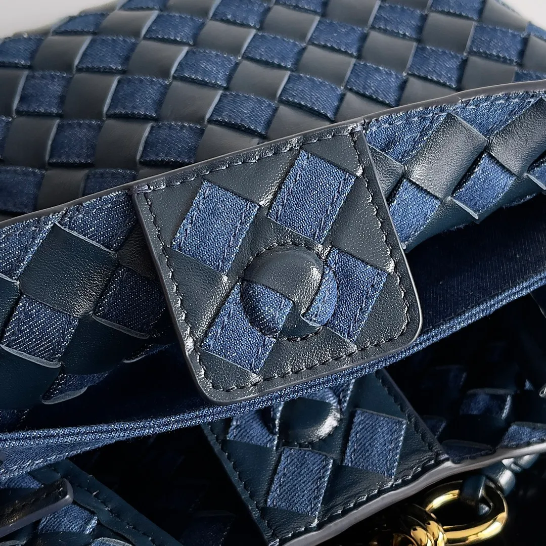 Batch 1960 BOTTEGA VENETA's new ANDIAMO handbag. This denim woven bag perfectly interweaves retro and trendy! Each strand of hand-woven denim carries ingenuity, and the color-blocking design breaks away from the norm. Not only is the capacity impressive, it also adds fun and cuteness, making it easy to hold various styles. Exquisite metal accessories shine on the ruggedness of denim, coexisting toughness and femininity. Denim has its own youthful and energetic attributes, giving people a retro, classic and relaxed and free feeling. During the weaving process of this bag, the denim is hand-woven into the leather through small gaps. The skills are quite exquisite! Not to mention the capacity, it can accommodate an umbrella and a water cup! Style number: 743568 Size: 25*22*10.5cm
